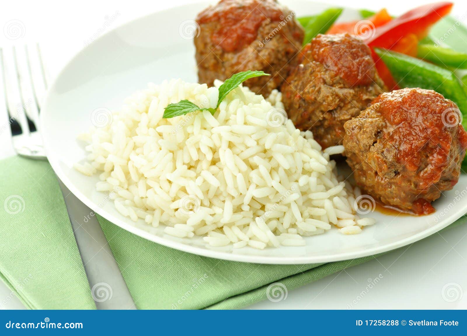 Sfere di carne con riso e le verdure su una zolla