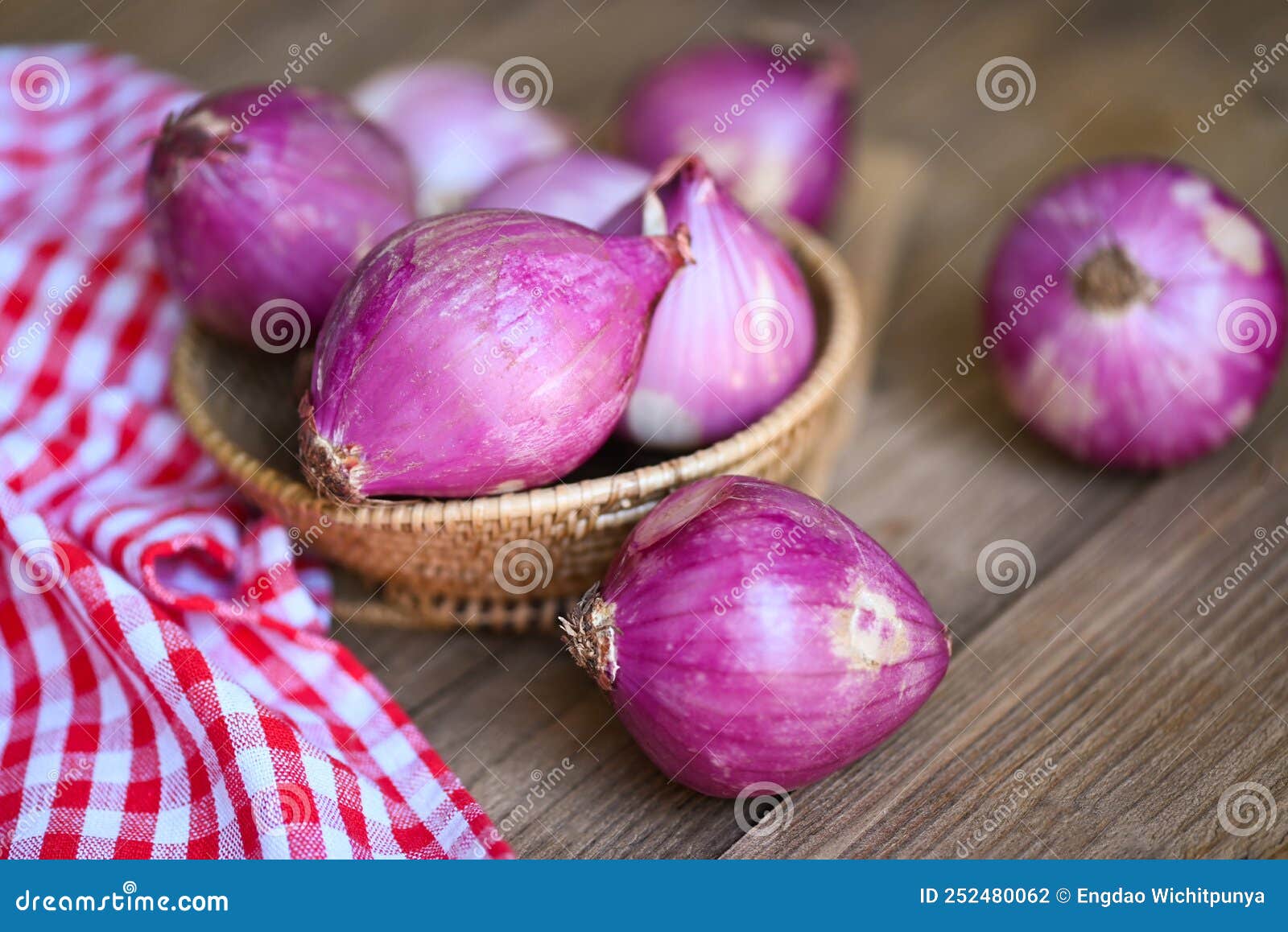 Shallot Ou Shallot Roxo De Cebola Vermelha No Shallot Fresco Do Cesto Para  Medicamentos Ou Ervas E Especiarias Para Alimentos Feit Foto de Stock -  Imagem de pilha, fresco: 252480062