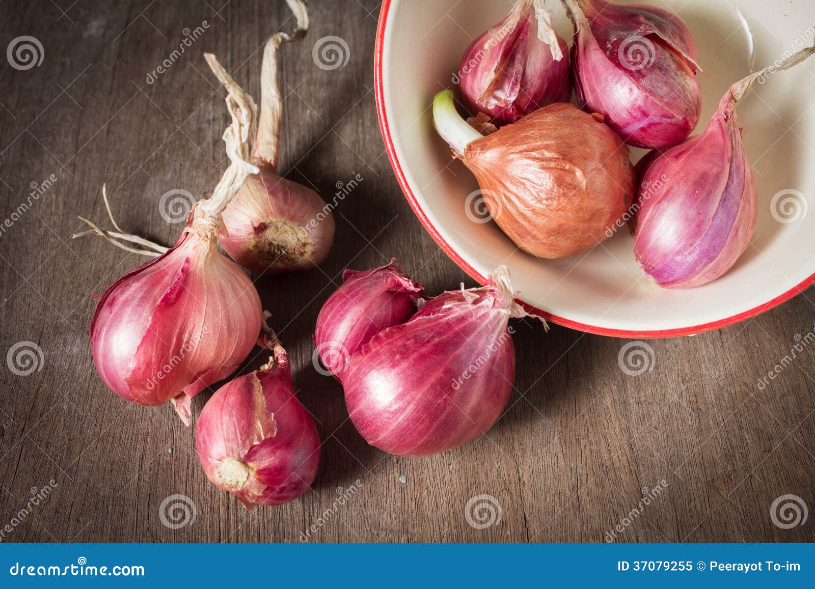 Premium Photo  Closeup photo of peeled shallots