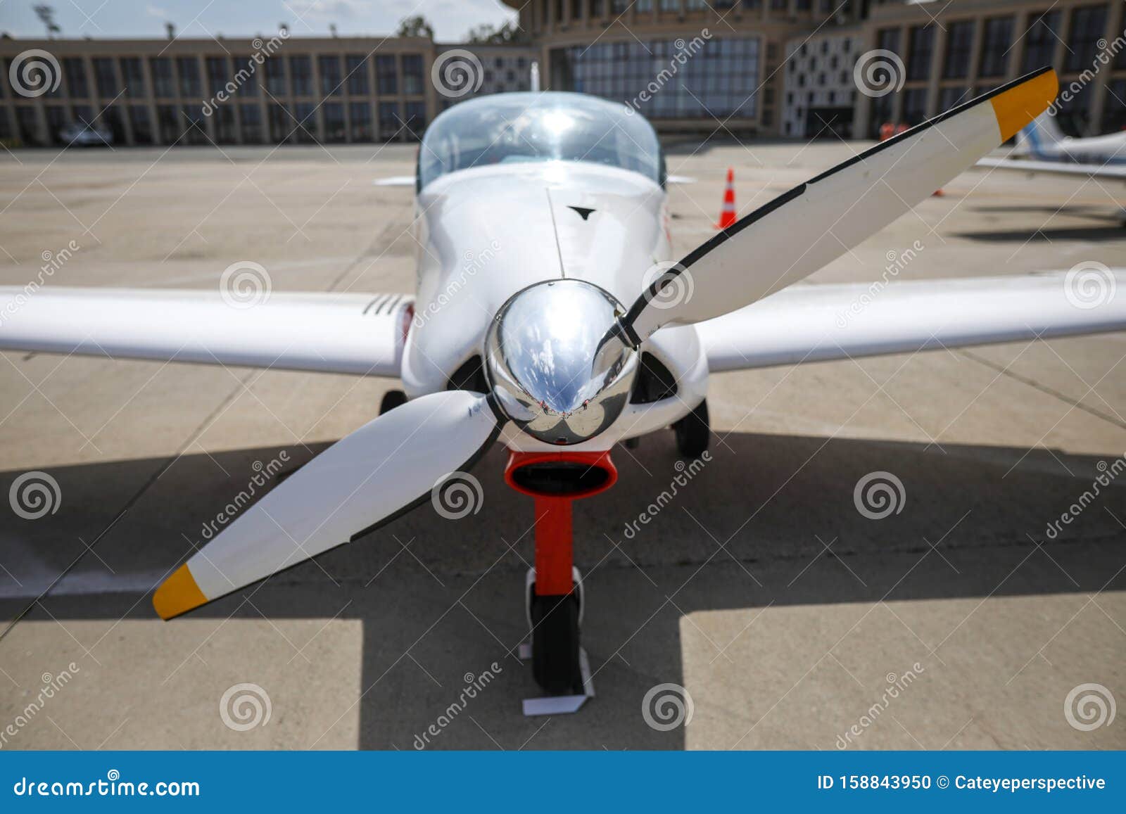 Shallow Depth of Field Image with the Front Propeller of a Light