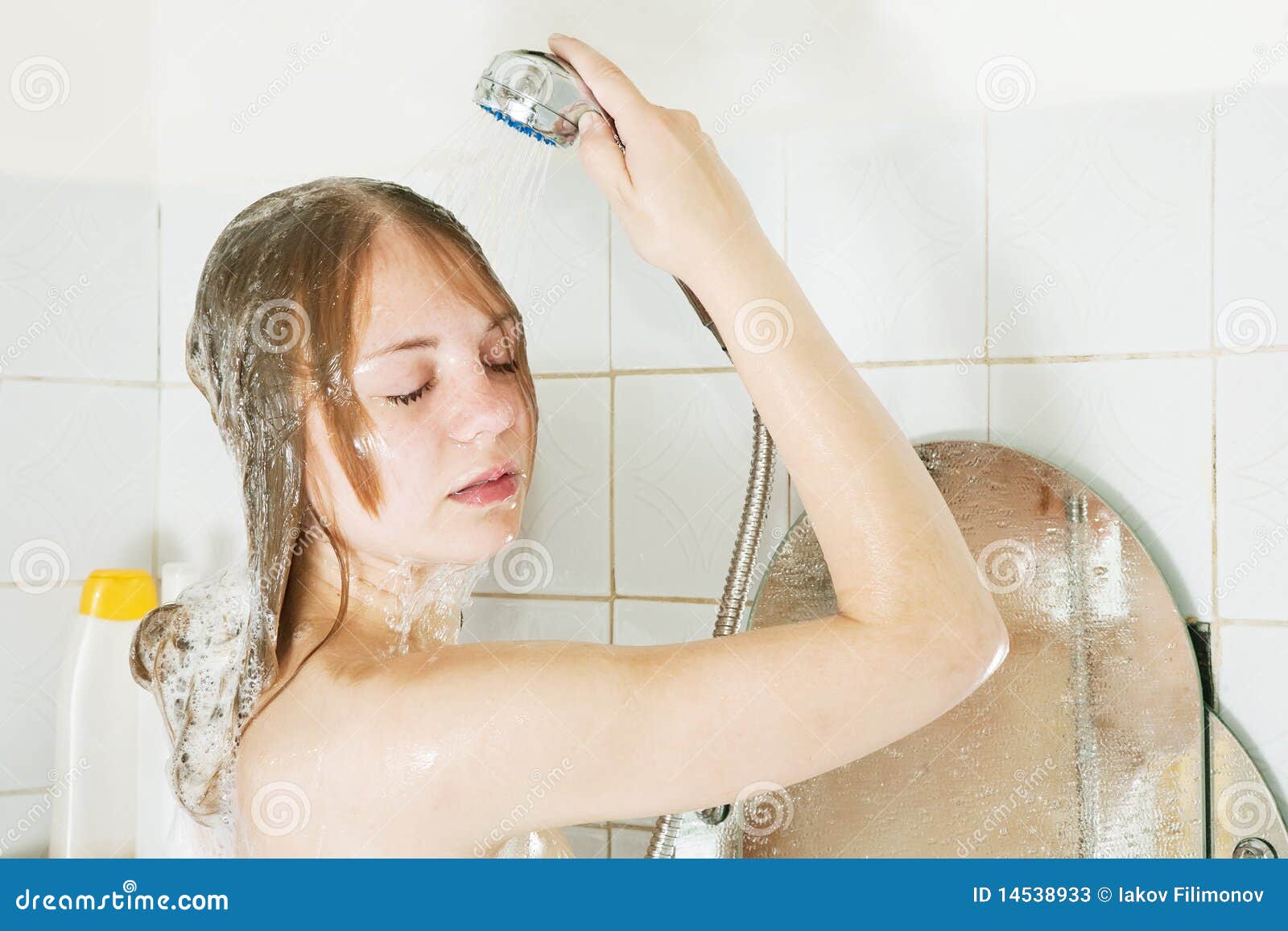 Покажи как женщины моются