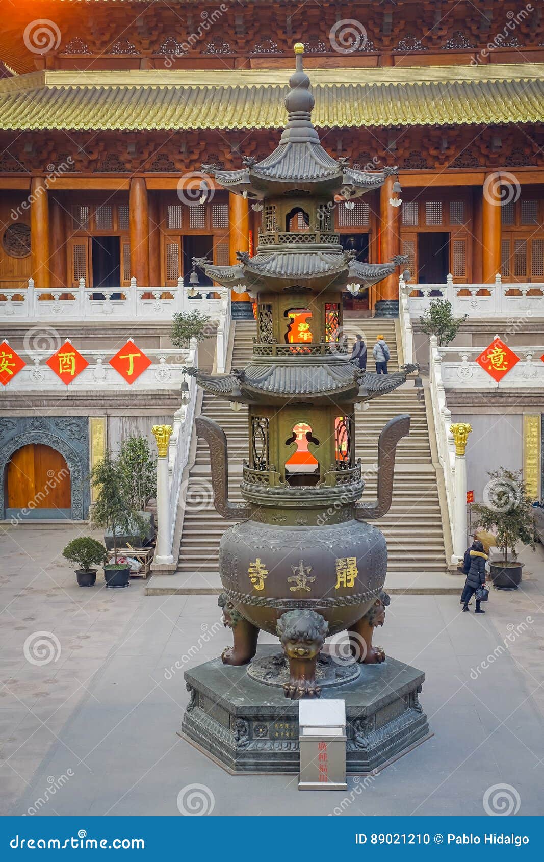 Shanghai China 29 January 17 Tall Metal Monument Located On Plaza Inside Jing An Temple Neighborhood Traditional Editorial Image Image Of Concept Glass
