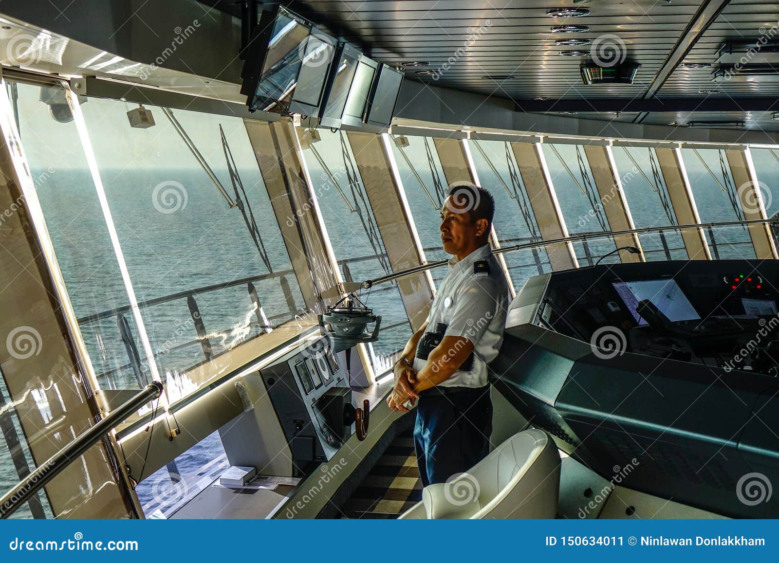 how much does the captain of a cruise ship make