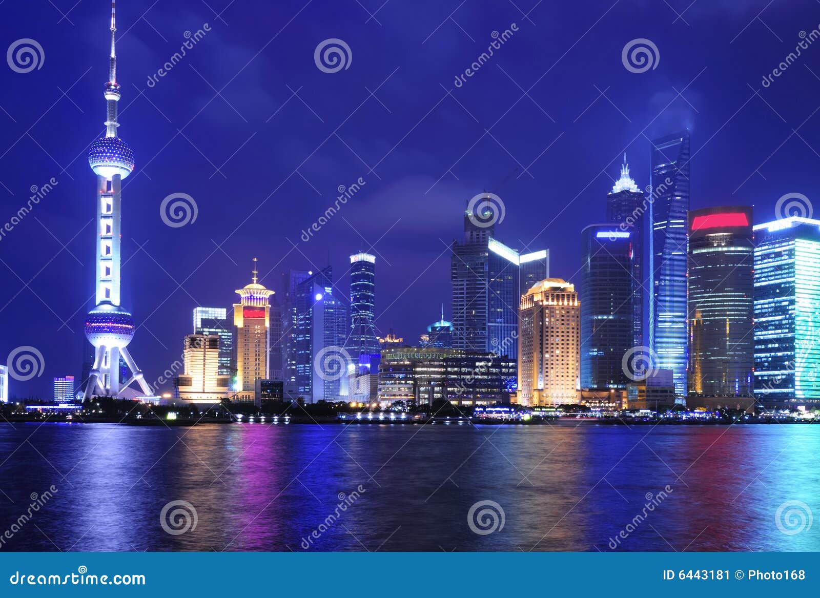 Shanghai-Skyline nachts stockbild. Bild von stadtbild - 6443181