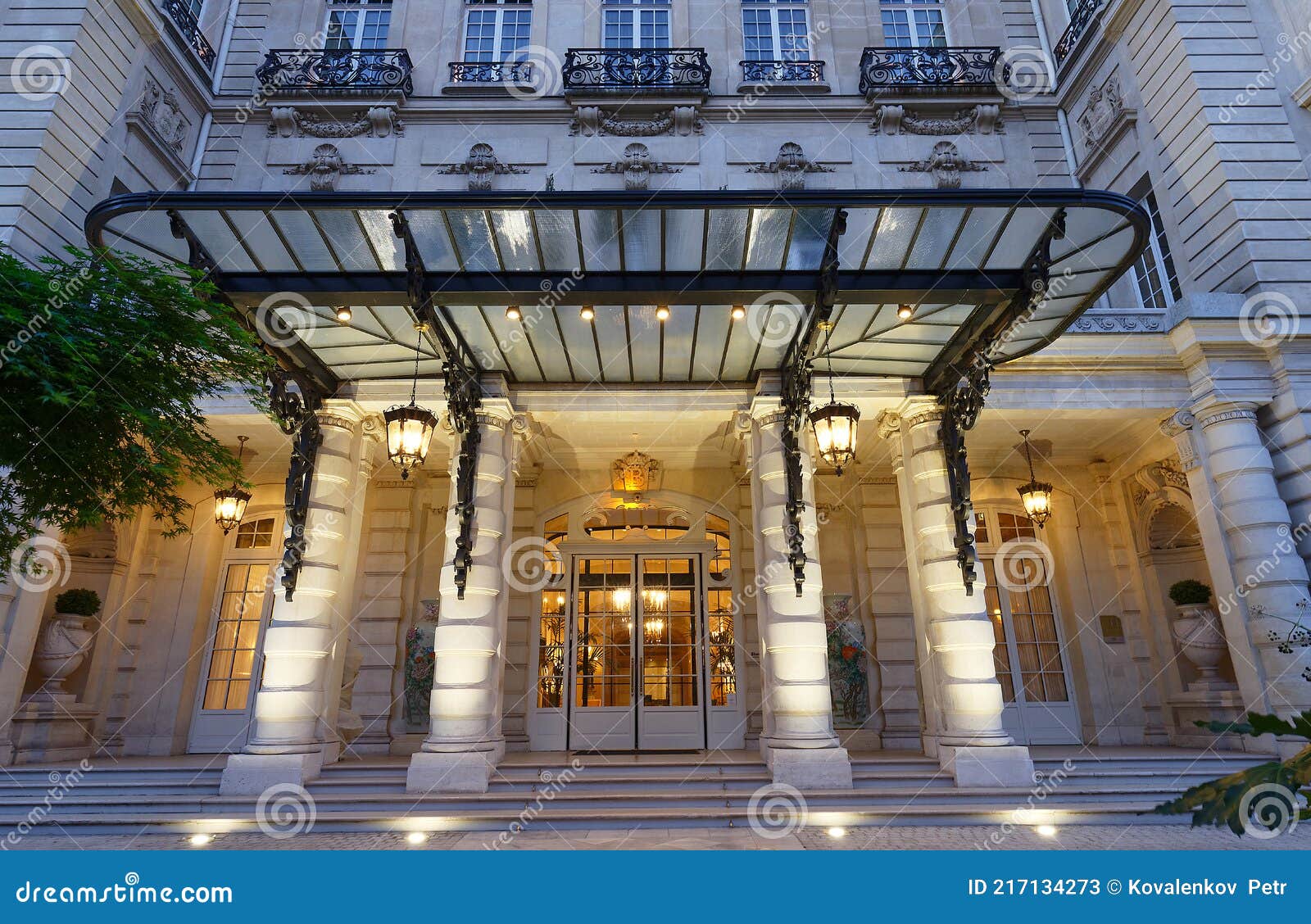 Luxury hotel, Shangri-La Hotel Paris, Paris, France - Luxury Dream