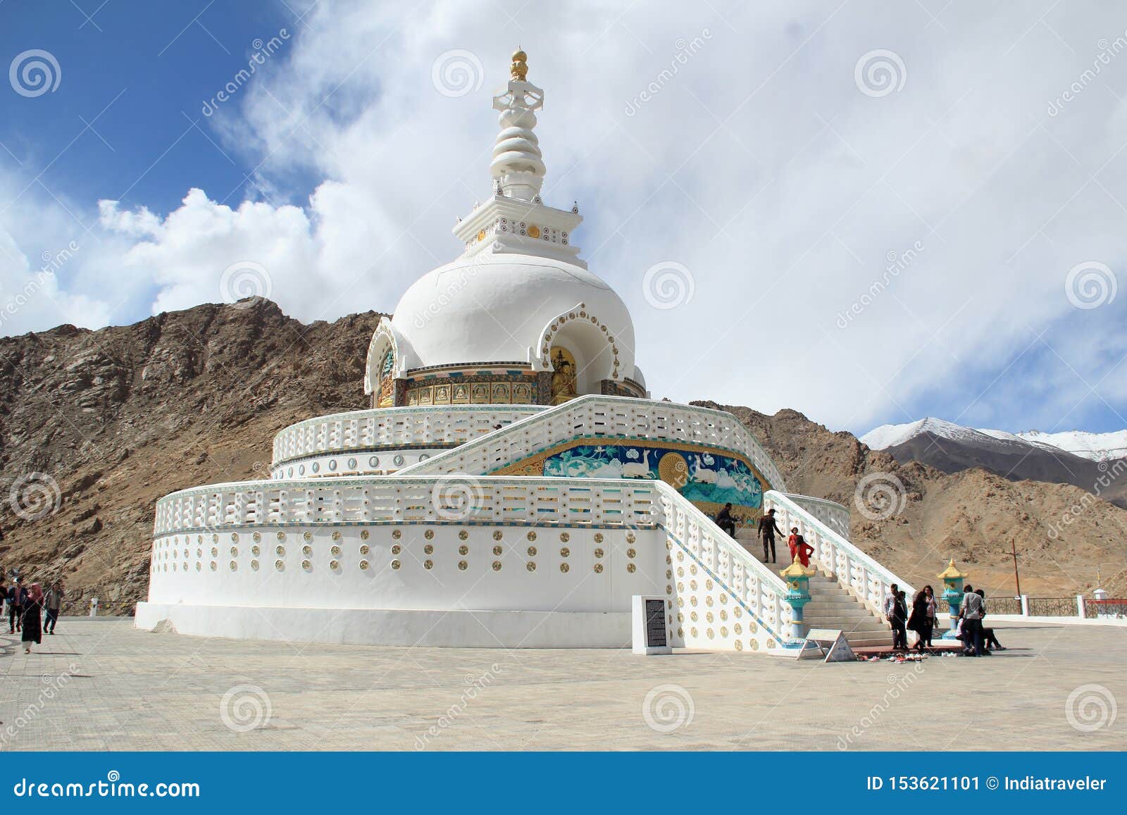 shanti-stupy-bystry-malowali-white-buddyjscy-odznaczony-indu-ladakh-leh