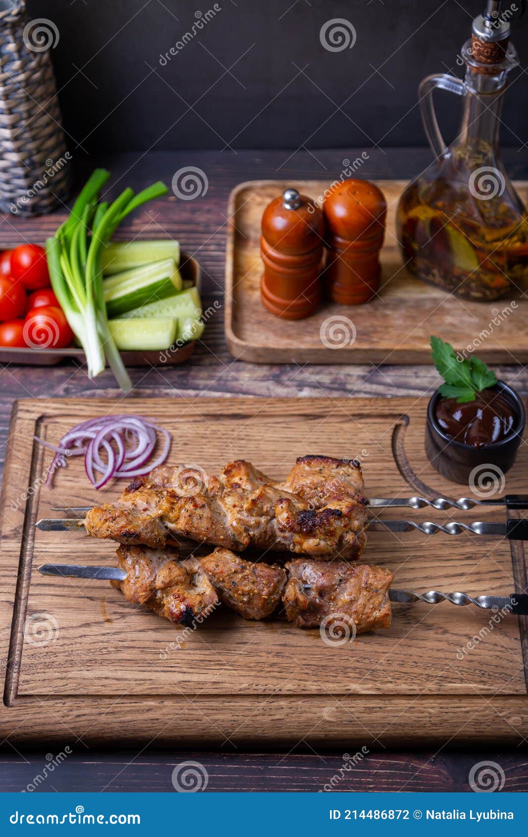 Shashlik Ruso Tradicional En Brochetas Con Verduras. Carne De Cerdo a La  Parrilla Shish Kebab. Foto de archivo - Imagen de carne, comida: 214486872