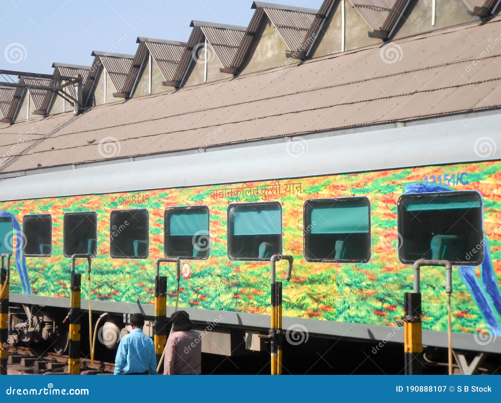 Shatabdi Express Fast Passenger Train Halt at Howrah Railway Station  Platform. it is Operated by Indian Railways To Connect Metro Editorial  Photography - Image of high, exterior: 190888107
