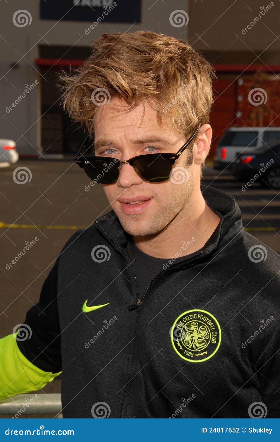 Shaun Sipos editorial photography. Image of walk, humanity - 24817652