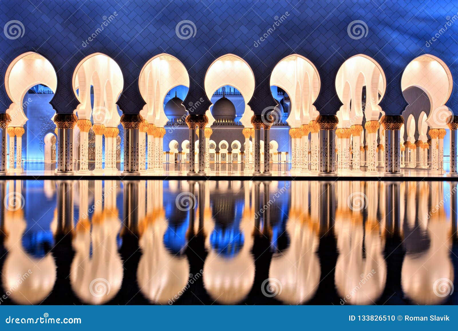 sheikh zayed grand mosque in abu dhabi at dusk