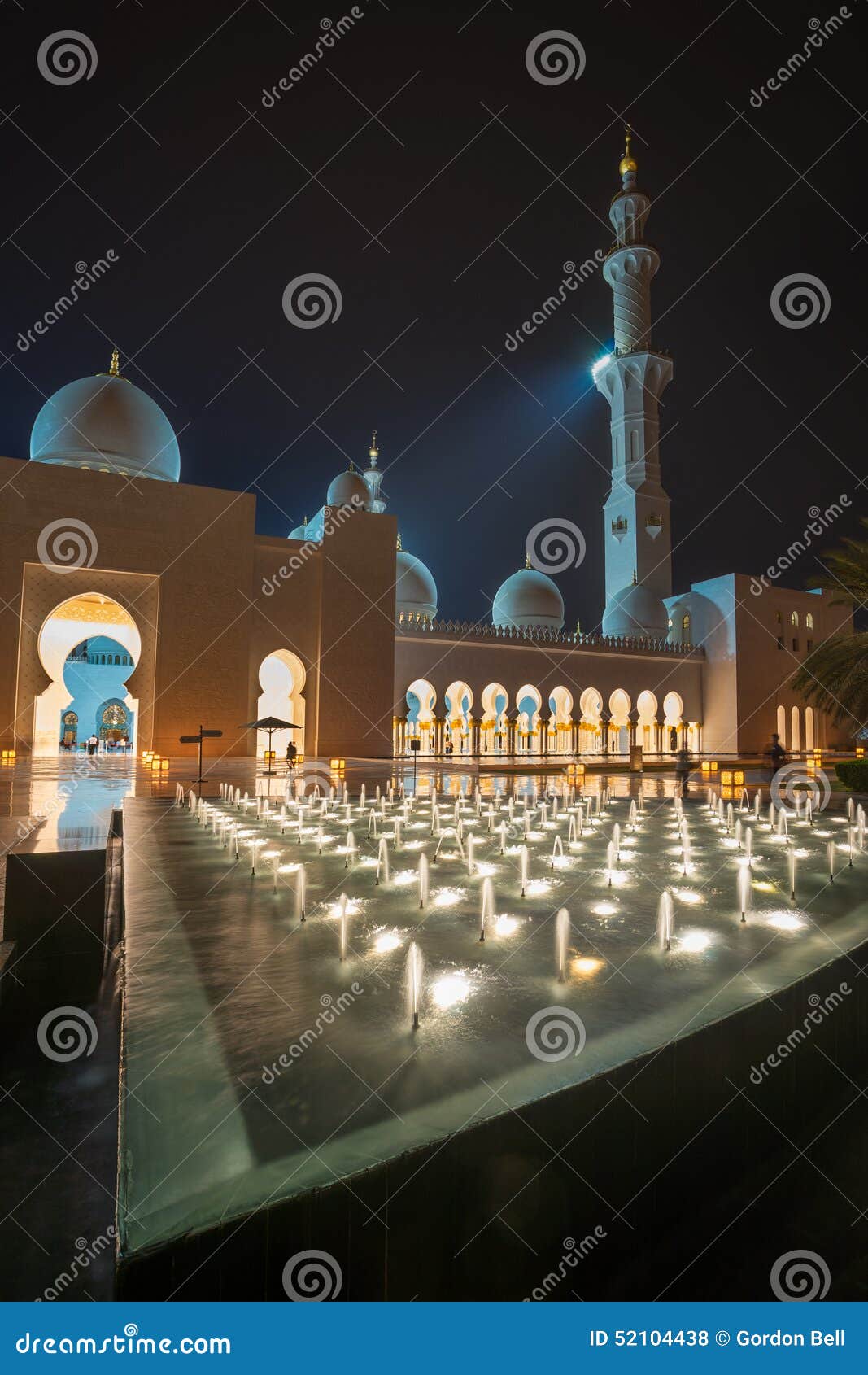 Sheikh Zayed Grande Mesquita em Abu Dhabi. Abu Dhabi, UAE, o 15 de março de 2015: A mesquita grande é uma maravilha arquitetónica do projeto islâmico e é uma das mesquitas as maiores no mundo com sobre uma capacidade de 41.000 adoradores