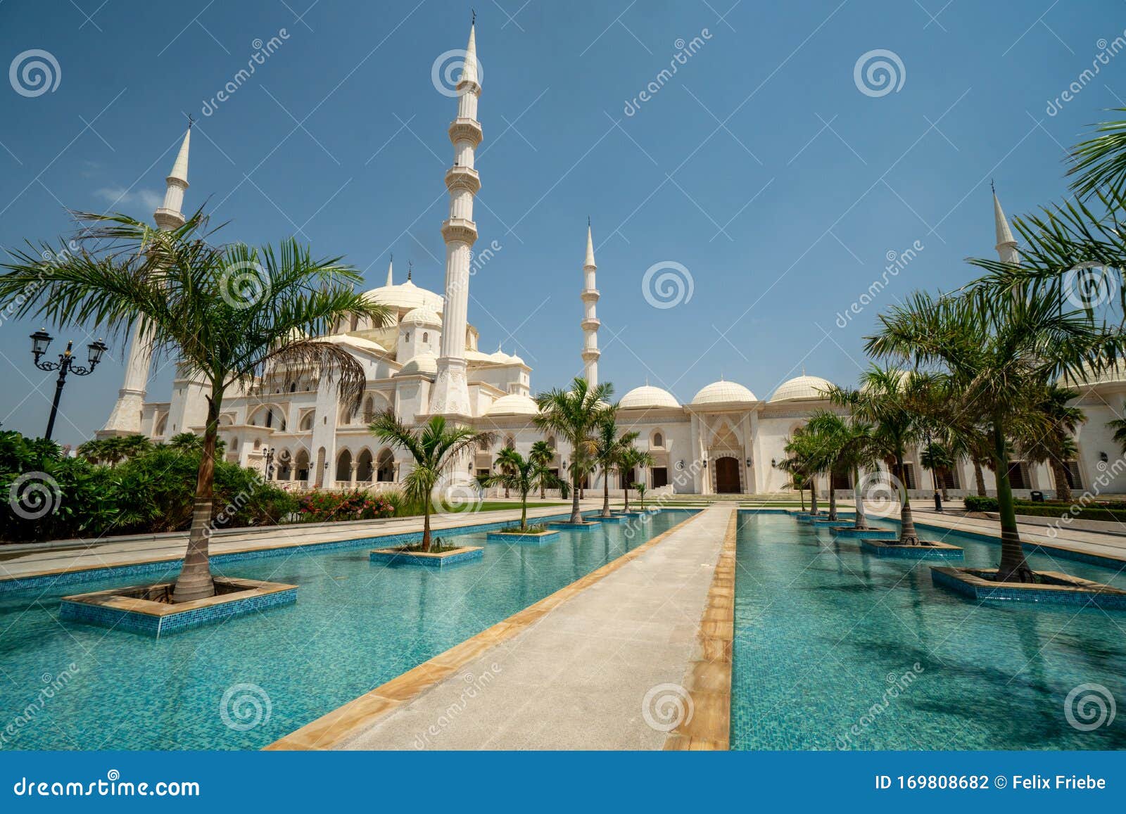 sheikh zayed mosque in fujairah, united arab emirates