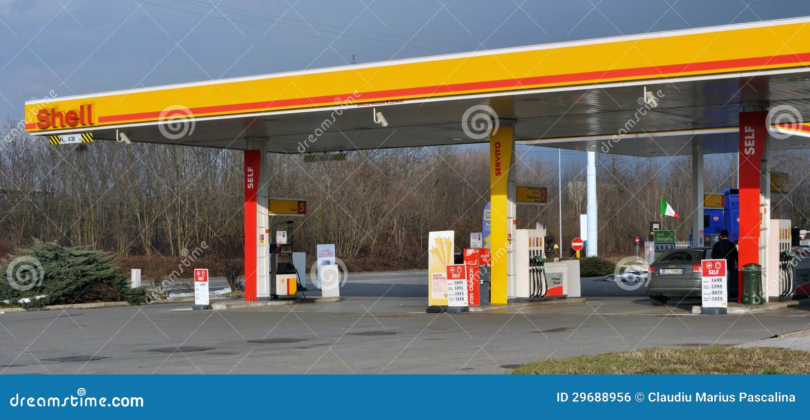Shell station in Italy editorial photo. Image of company 29688956