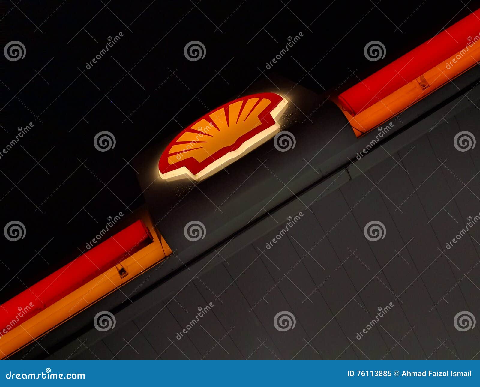 Shell που τροφοδοτεί με καύσιμα το σταθμό σε Labuan μετά από τη βροχή