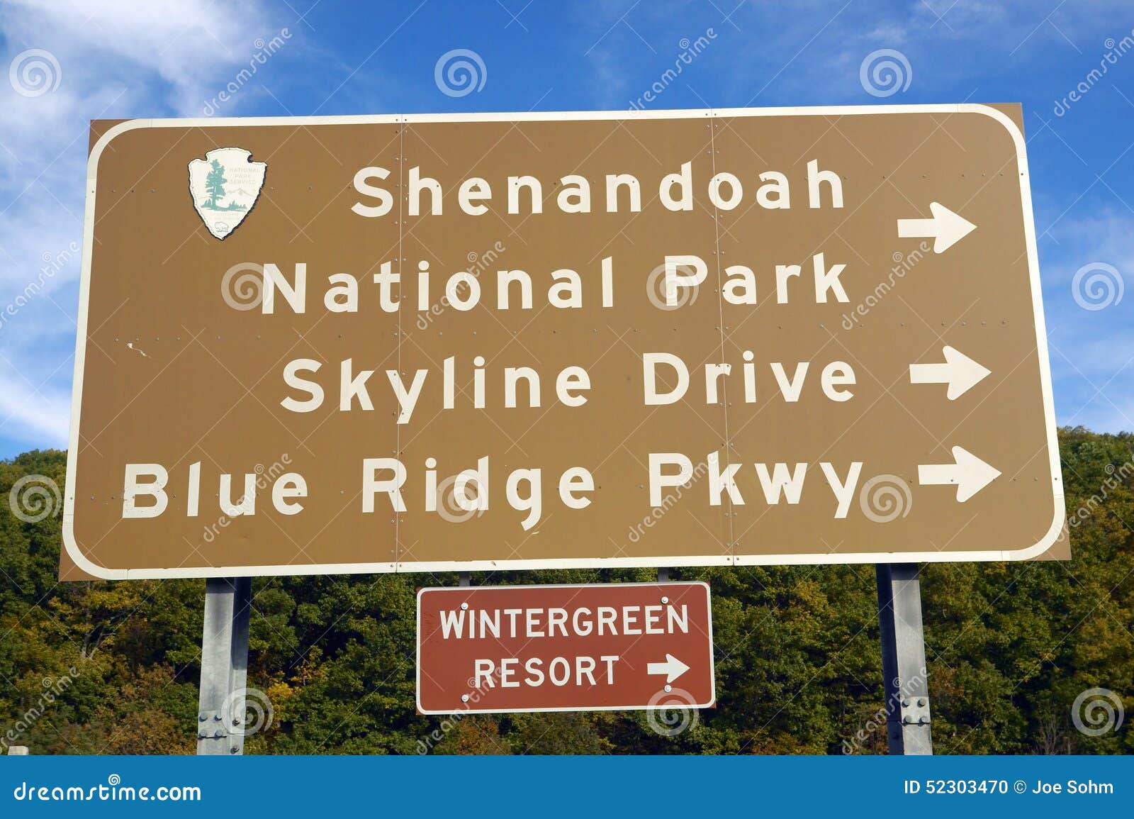 shenandoah national park sign pointing to skyline drive virginia