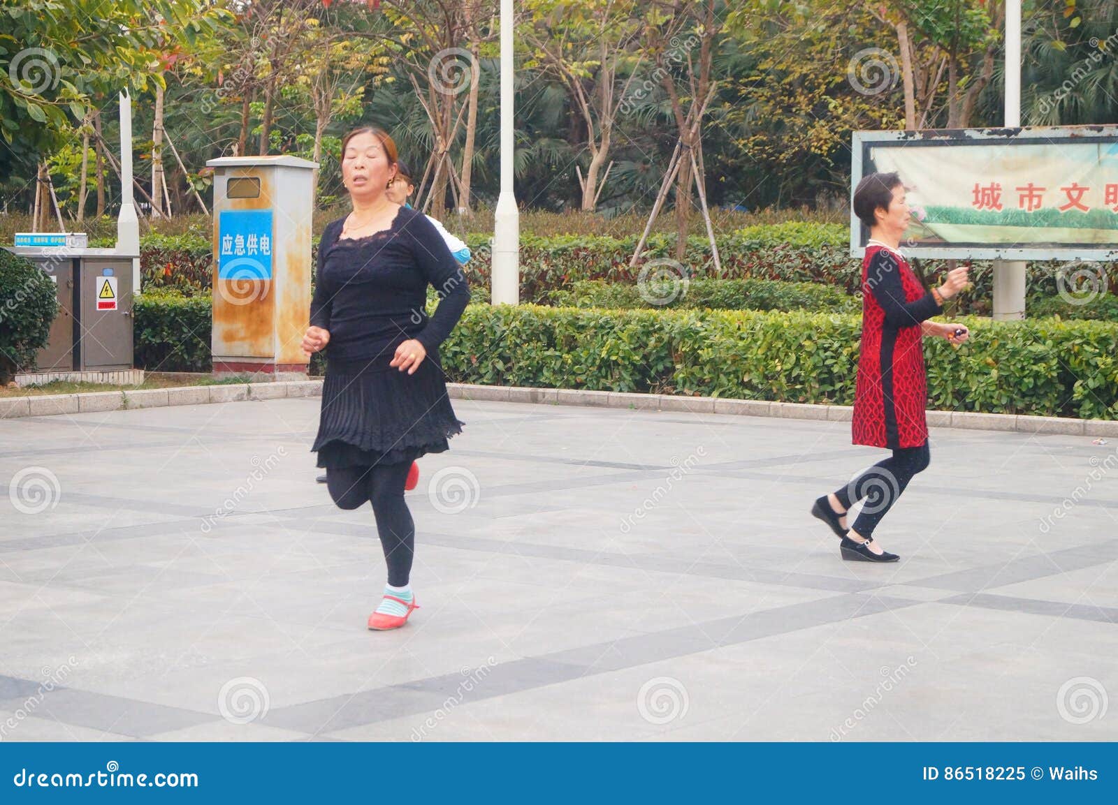 Shenzhen, China: De Vrouwen Dansen Gelukkig in Het Vierkant ...