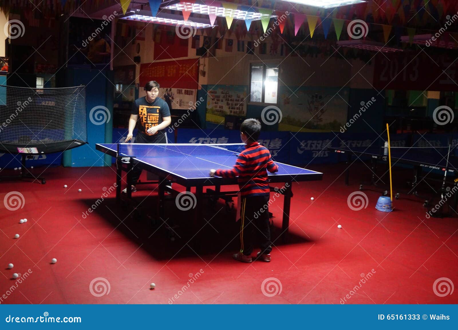 Shenzhen, China: Entrenamiento De Los Tenis De Mesa De Los Niños de archivo editorial - Imagen de muchachos: