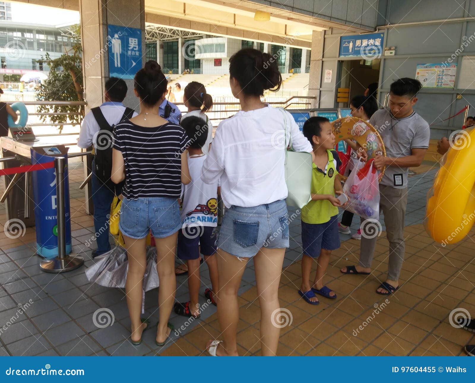 Shenzhen, Los Muchachos Y Las Muchachas Van a La Piscina a Comprar Boletos Y a Ir a Nadar editorial - Imagen calor: 97604455