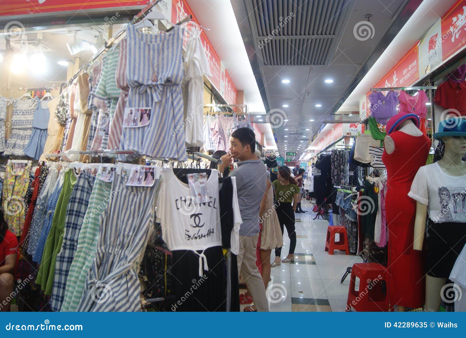 sombra Siesta Clan Shenzhen, China: Mercado Al Por Mayor De La Ropa Imagen editorial - Imagen  de wholesale, ambiente: 42289635
