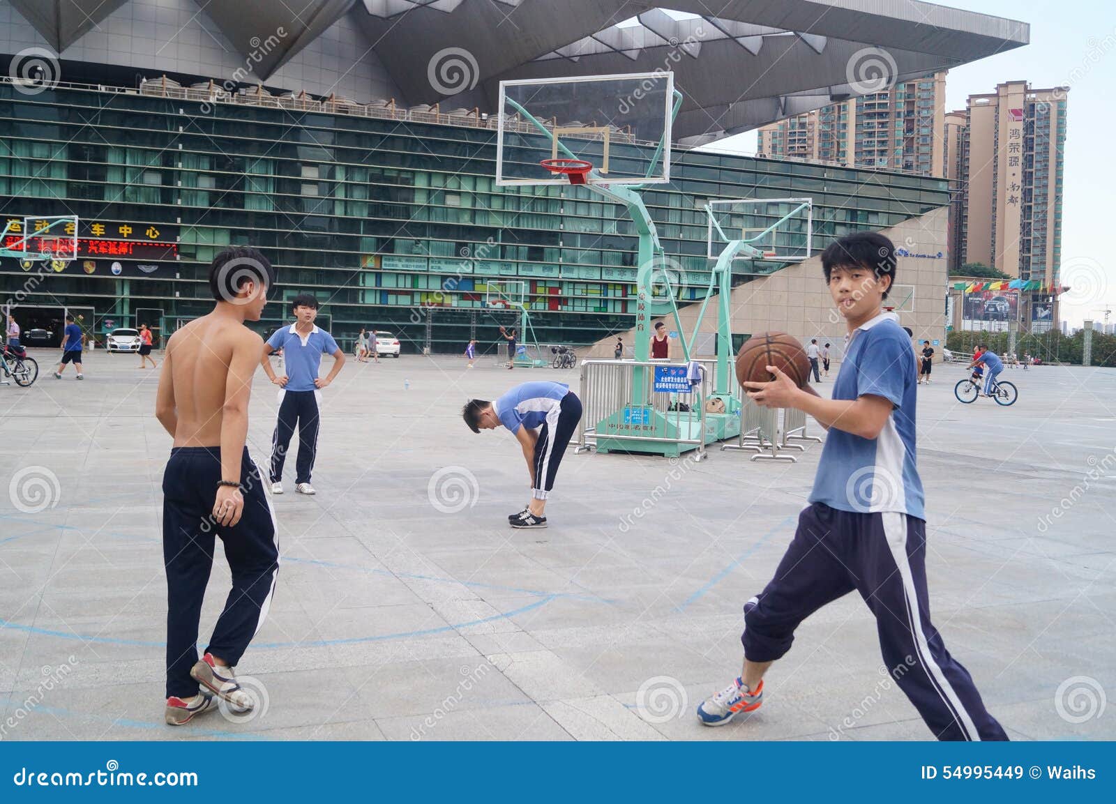 Shenzhen, Κίνα: οι σπουδαστές παίζουν την καλαθοσφαίριση. Οι σπουδαστές παίζουν την καλαθοσφαίριση στον τομέα καλαθοσφαίρισης, σε Baoan, στάδιο Shenzhen, Κίνα