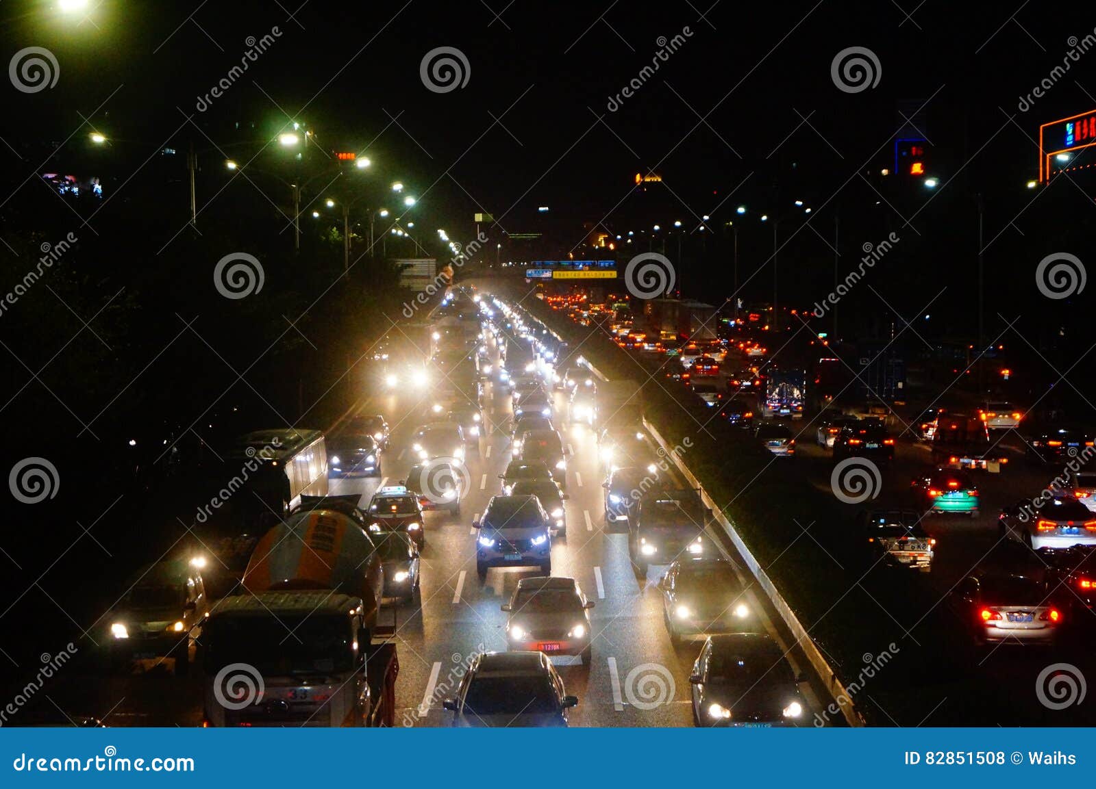 Shenzhen, Κίνα: το τοπίο κυκλοφορίας του εθνικού δρόμου 107 τη νύχτα. Το εθνικό τοπίο οδικής κυκλοφορίας 107 τη νύχτα Σε Baoan, Shenzhen, Κίνα