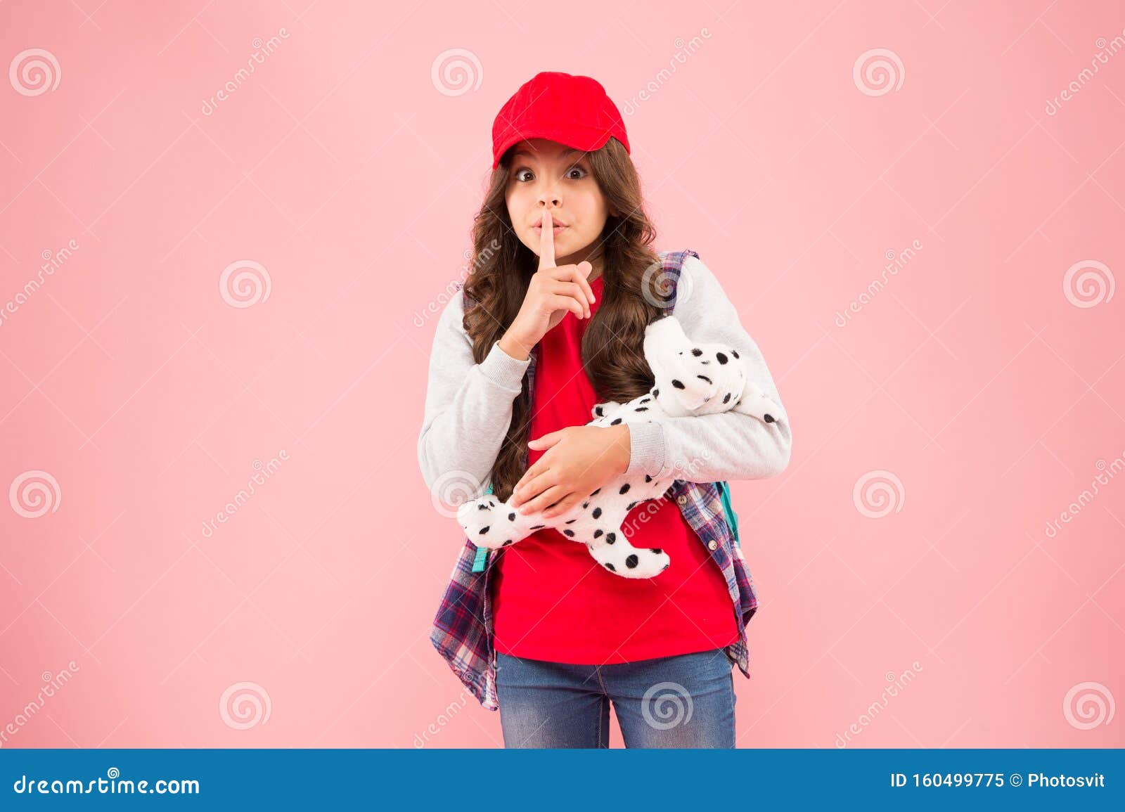 Shhh. Pequeña Muñeca De Juguete De Cuna En Brazos Con Fondo Rosa. Las Niñas Juegan A La Madre Y Al Juego Del Bebé. Tradicional Imagen de archivo - Imagen de niñas, juegan: