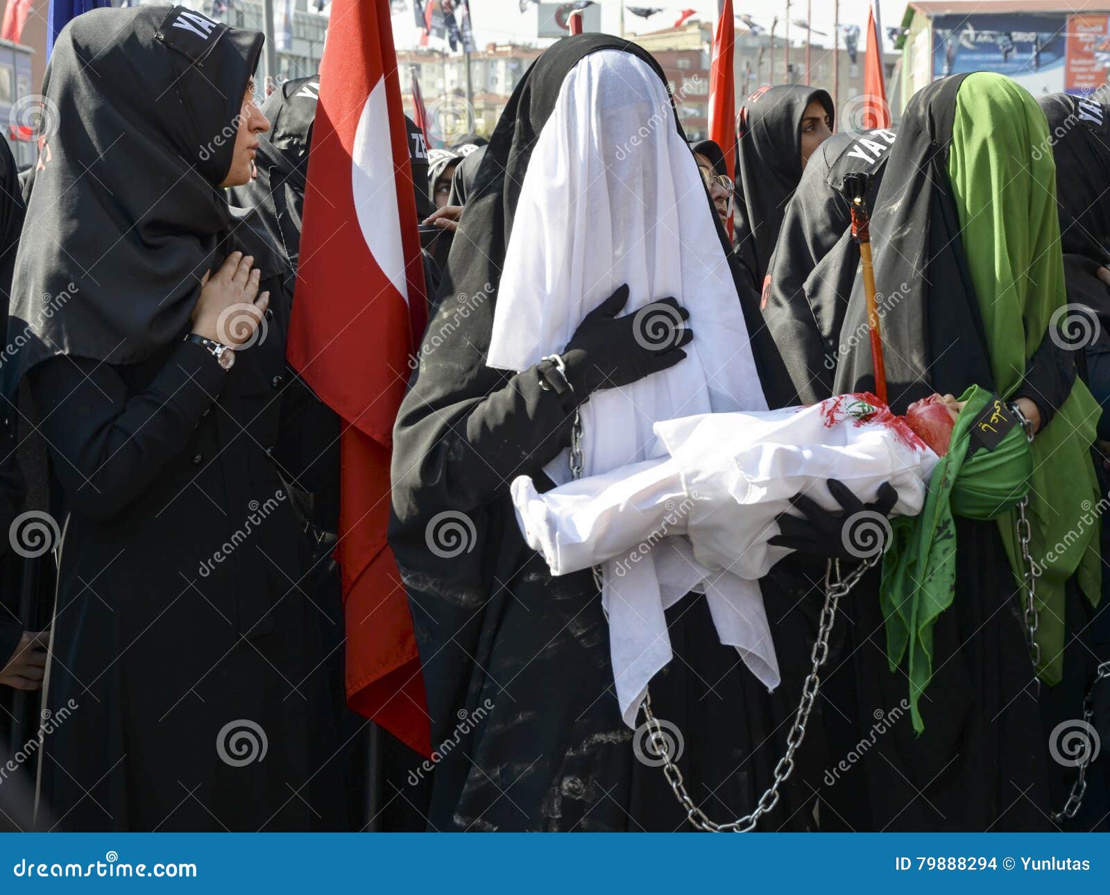 Какой платок на похороны. Мусульманка в трауре. Траурная одежда у мусульман. Траурный цвет у мусульман.
