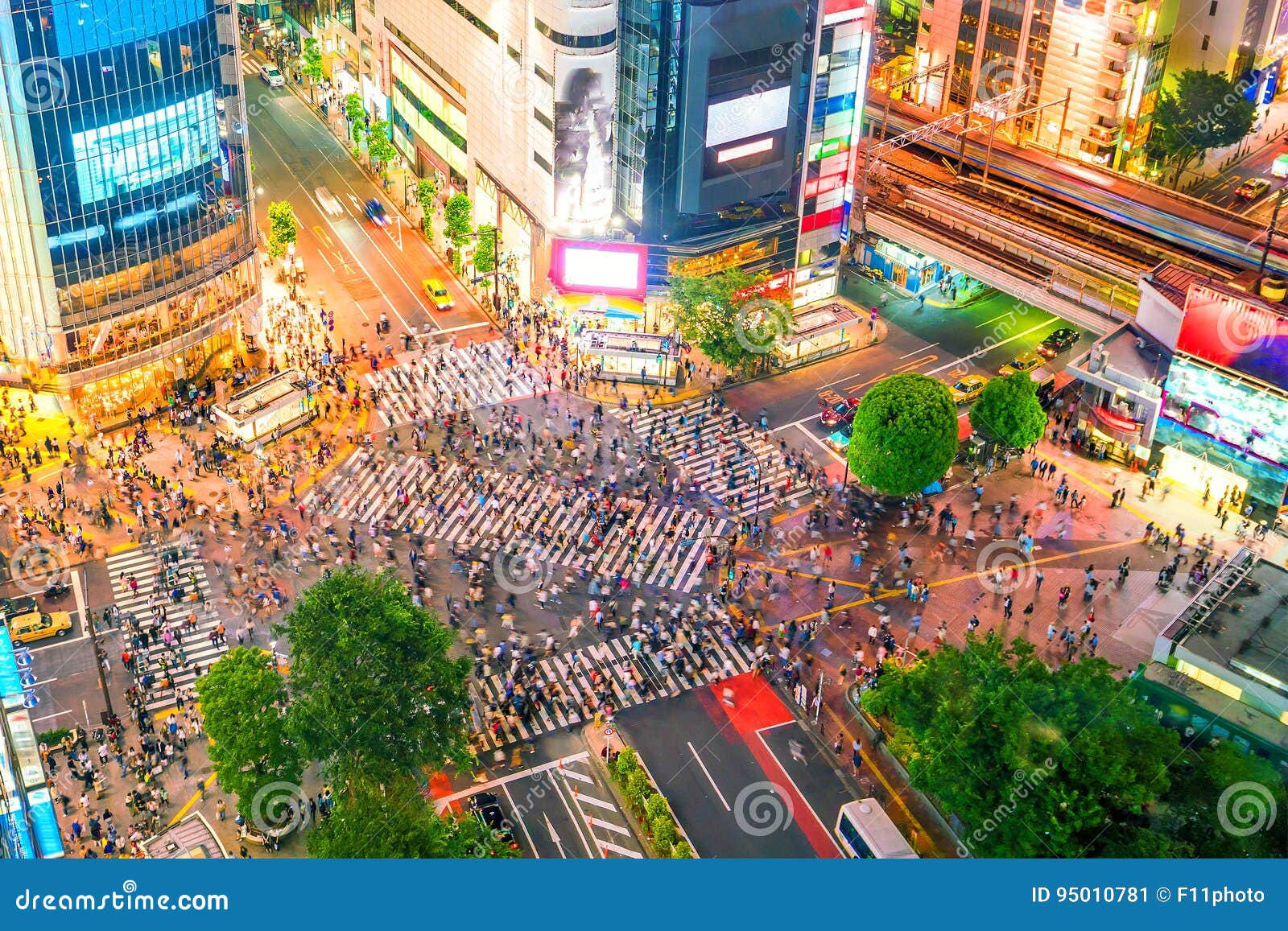 Shibuya-Überfahrt von der Draufsicht in Tokyo. Shibuya-Überfahrt von der Draufsicht in der Dämmerung in Tokyo, Japan