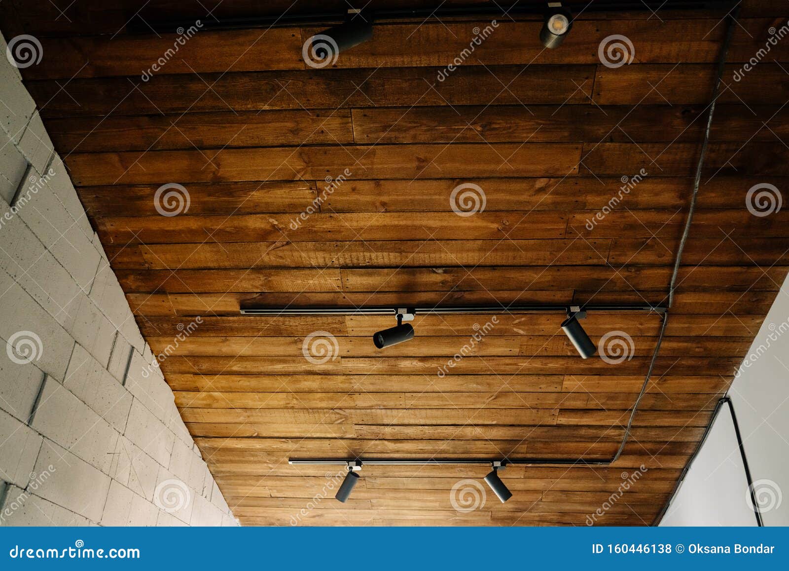 Shine Electrical Led Spot Light Auf Holzdecke Stockfoto - Bild von  nachricht, haupt: 160446138