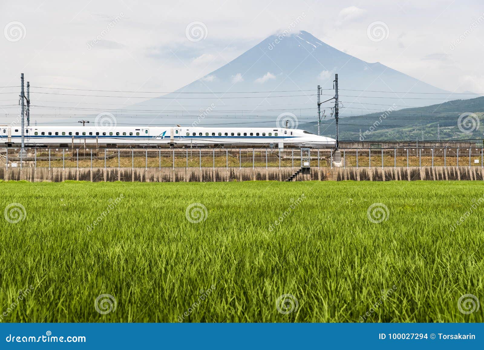 Shinkansen高速火车和山富士. 静冈- 7月03 ：Shinkansen高速火车和山2017年7月03日，静冈，日本的富士 Shinkansen是四日本铁路局管理的世界` s最繁忙的高速铁路