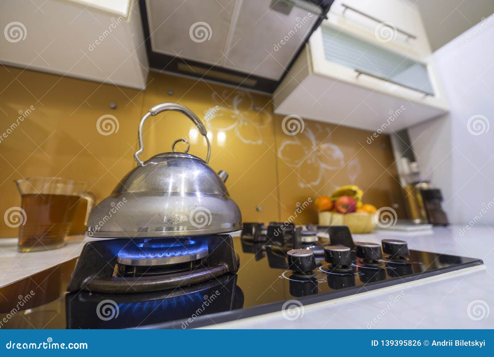 https://thumbs.dreamstime.com/z/shiny-stainless-tea-kettle-teapot-boiling-water-burning-gas-stove-modern-kitchen-yellow-interior-background-shiny-139395826.jpg