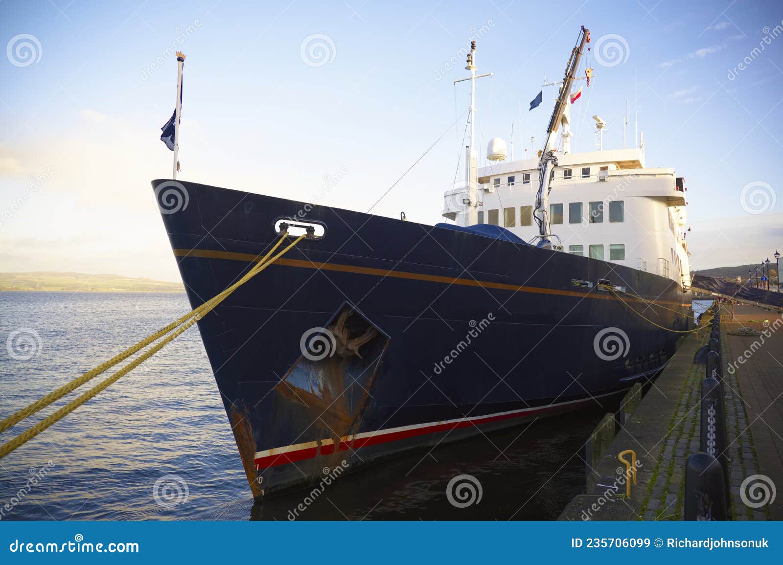 https://thumbs.dreamstime.com/z/ship-anchor-line-rope-tied-to-sea-port-greenock-uk-235706099.jpg