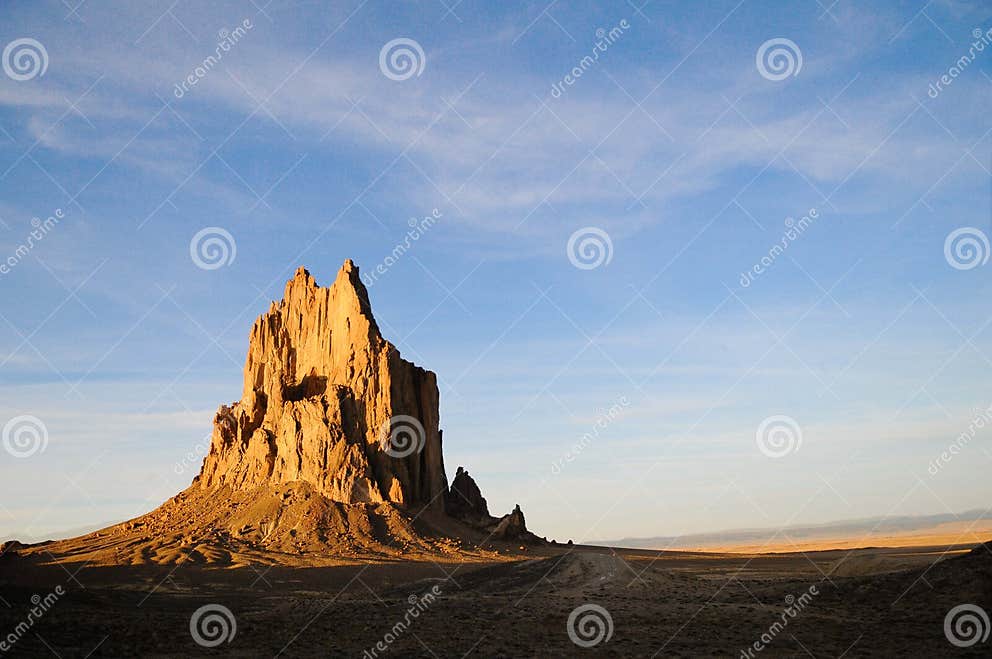 Shiprock, New México imagen de archivo. Imagen de yermo 37277929