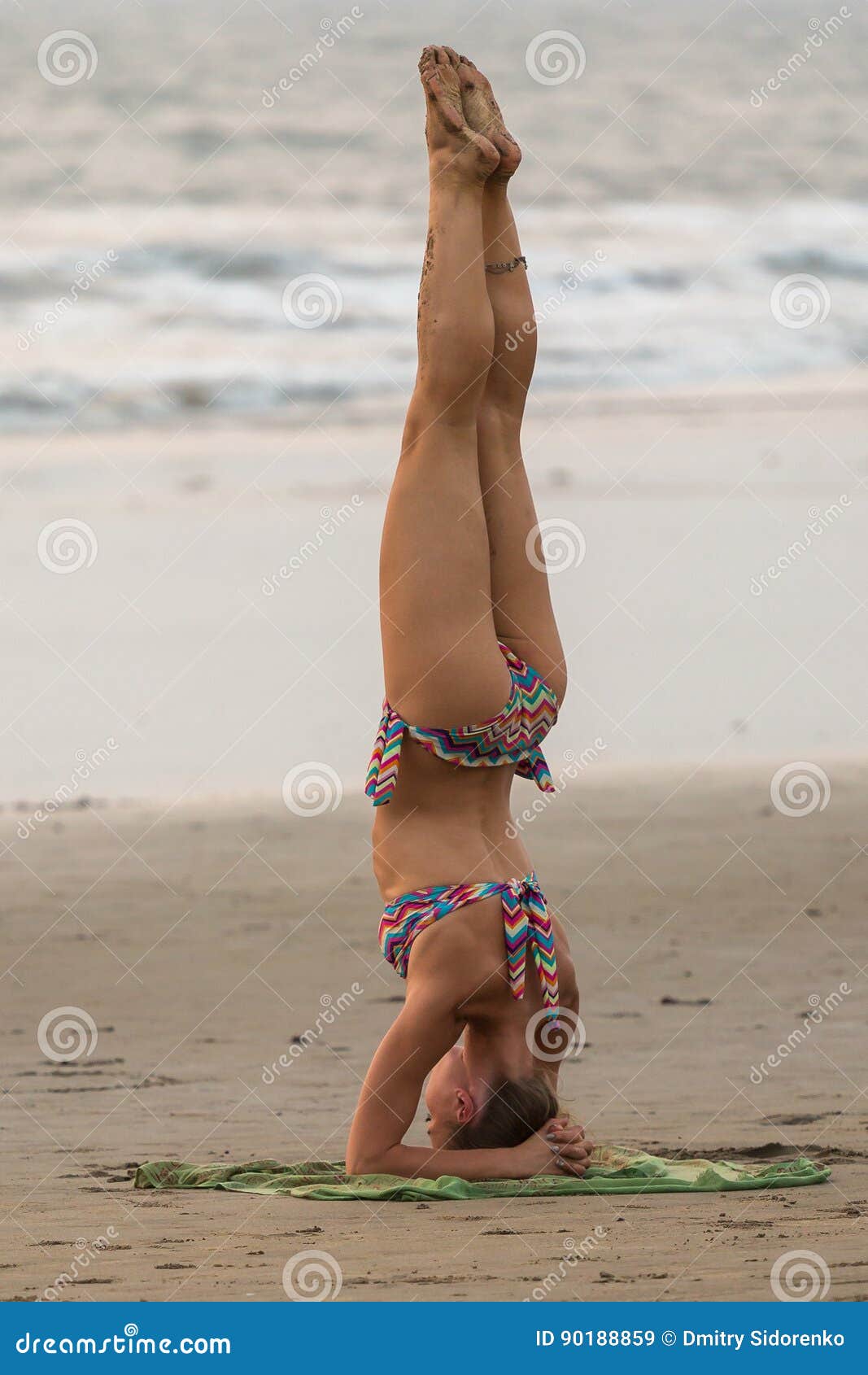 Shirshasana Da Pose Uma Jovem Mulher Em Um Biquini é Contratada Na Ioga Na  Praia Imagem de Stock - Imagem de sunset, bonito: 90188859