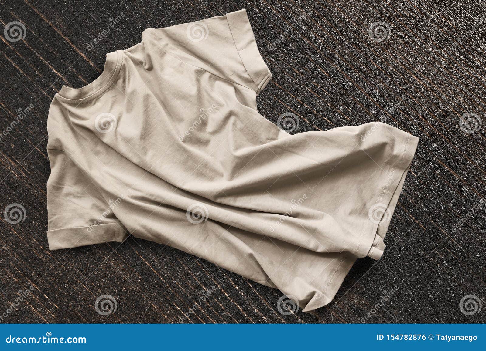 Кидали одежда. Смятая одежда. Скомканная одежда на полу. Смятая футболка. Мятая белая футболка.