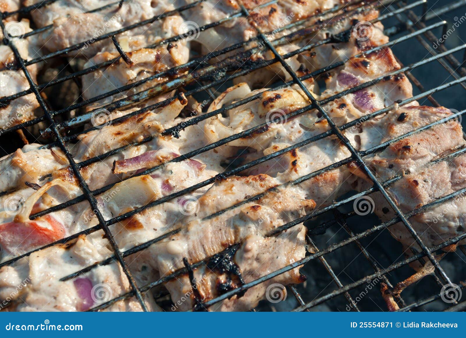 Shish kebab Kochen. Von shish kebabs im Grilgitter und -grill draußen kochen