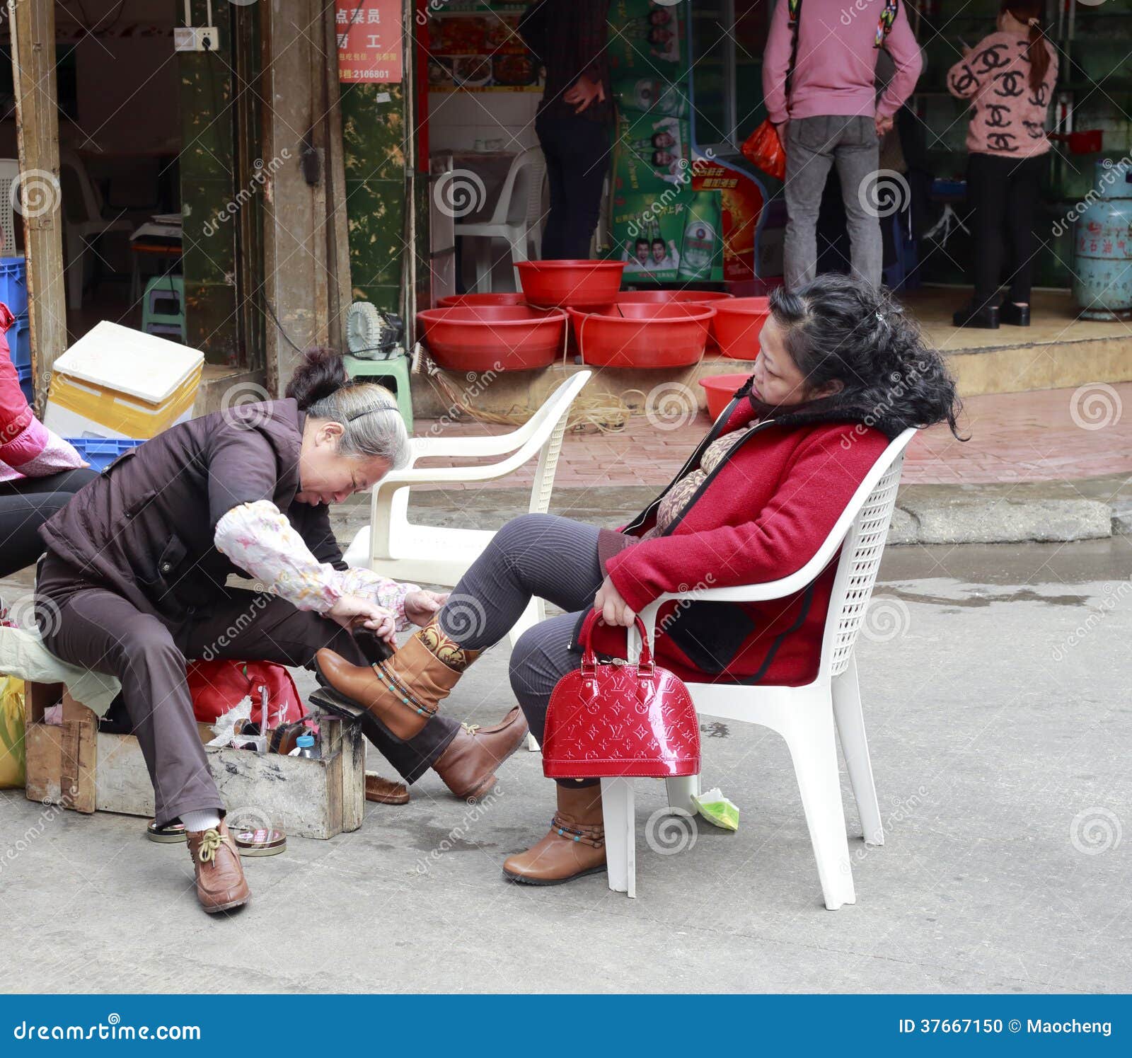 Shoe shiner at work editorial image. Image of amoy, elegant 37667150