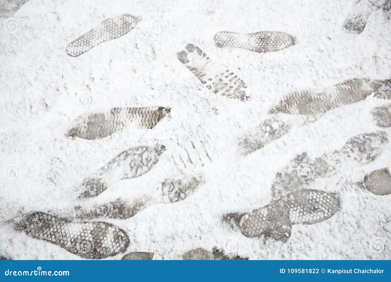 Не было видно следов. Следы ботинок на снегу. След обуви на грунте. Отпечатки следов обуви на снегу. Фотоснимок следов обуви дорожка.