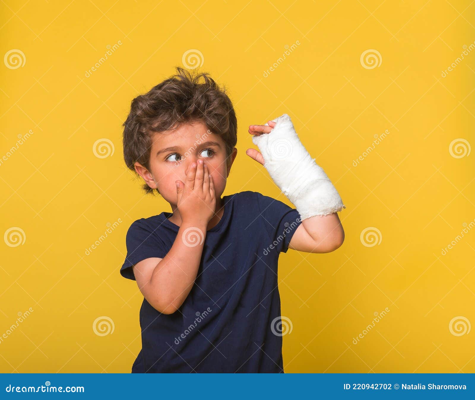 Kid Arm Sling Isolated Photos Free Royalty Free Stock Photos From Dreamstime