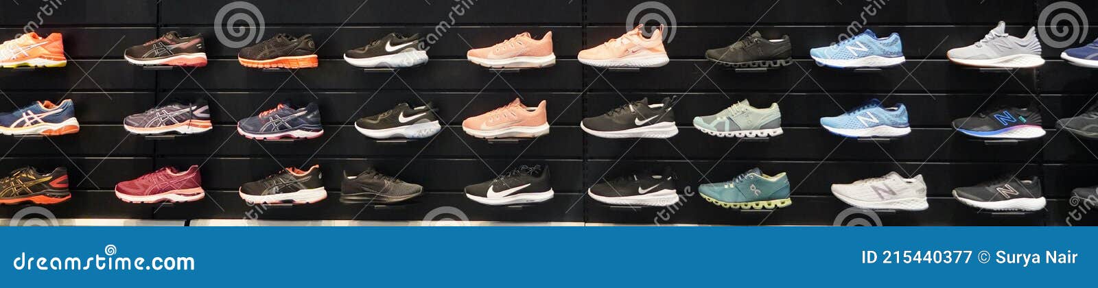 negativo Comparación reptiles Shop Display of a Lot of Sports Shoes on a Wall. a View of a Wall of Shoes  Inside the Store Editorial Photography - Image of shoe, athletic: 215440377