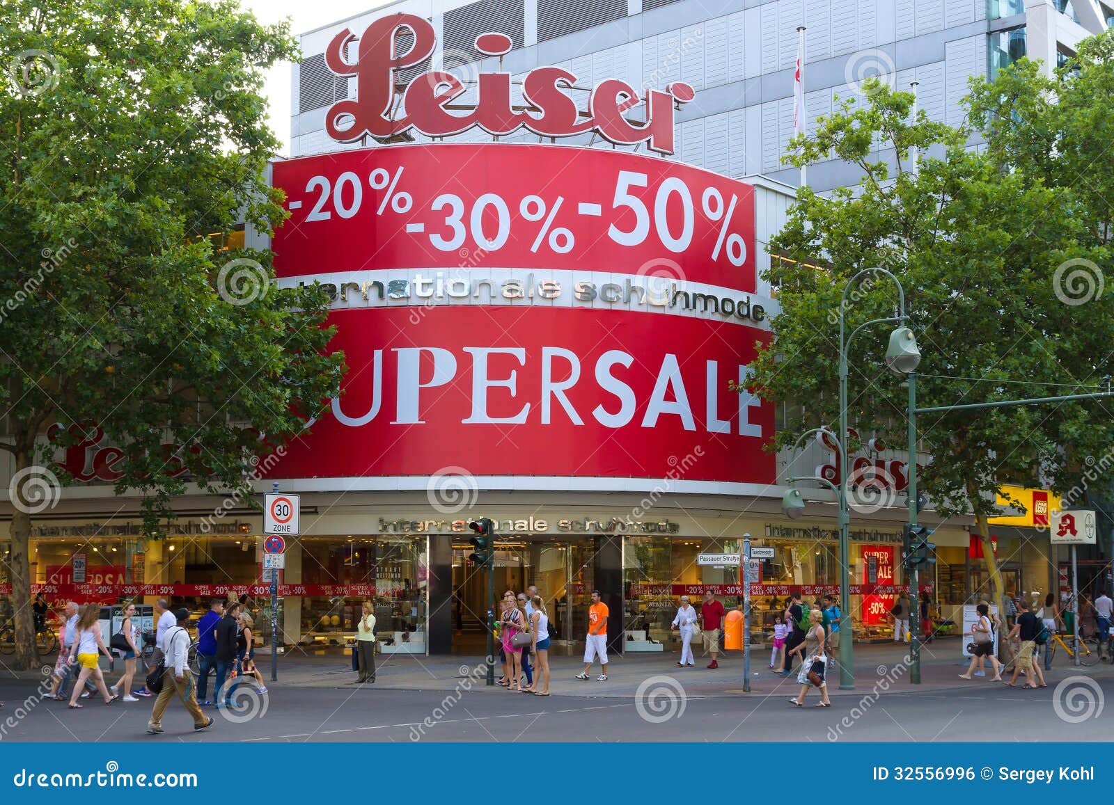 elektrode Rijpen Scheiden Shop at Leiser Kurfuerstendamm Editorial Photo - Image of largest, retail:  32556996