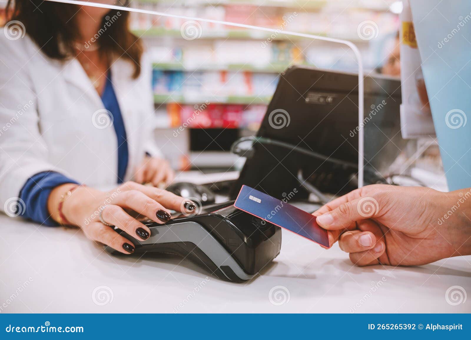 shop payment by contactless creditcard and pos in a store
