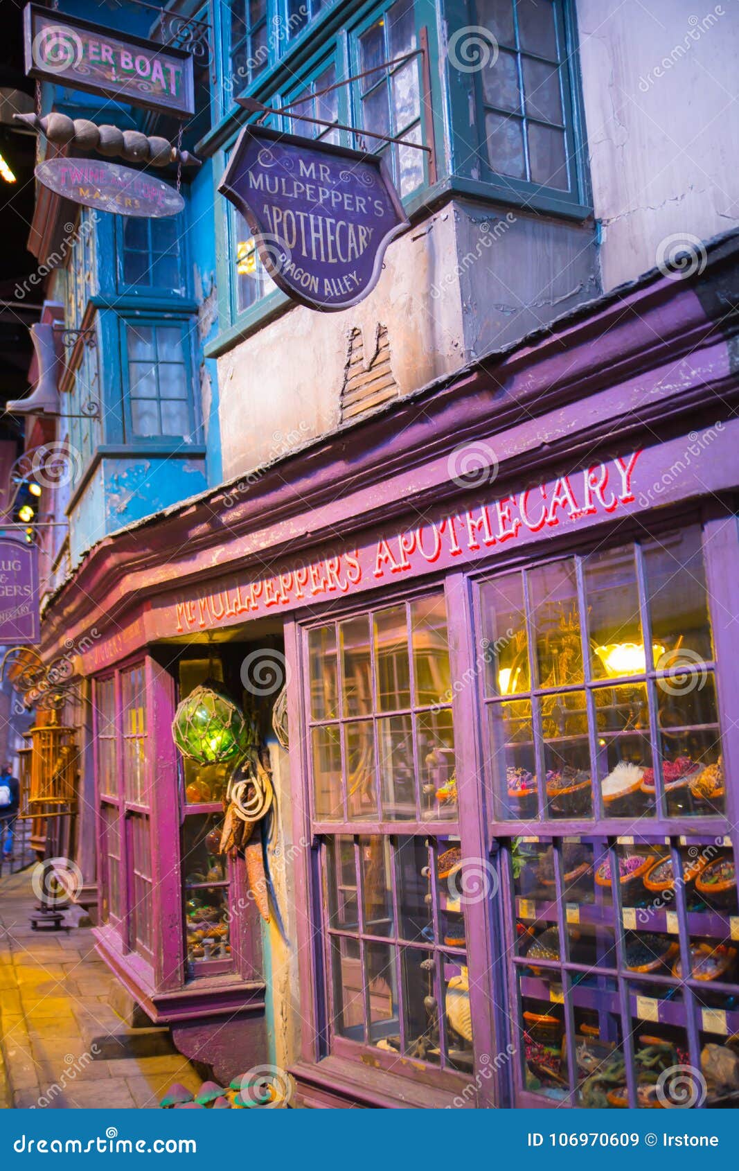 Shopfensteranzeige Mit Magischen Gegenstanden In Diagon Gasse Von Harry Potter Film Warner Brothers Studio Grossbritannien Redaktionelles Stockbild Bild Von Diagon Film