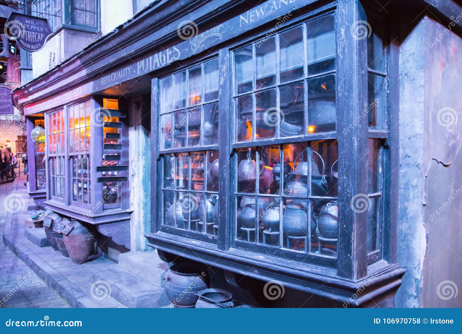 Shopfensteranzeige Mit Magischen Gegenstanden In Diagon Gasse Von Harry Potter Film Warner Brothers Studio Grossbritannien Redaktionelles Stockfoto Bild Von Shopfensteranzeige Gegenstanden