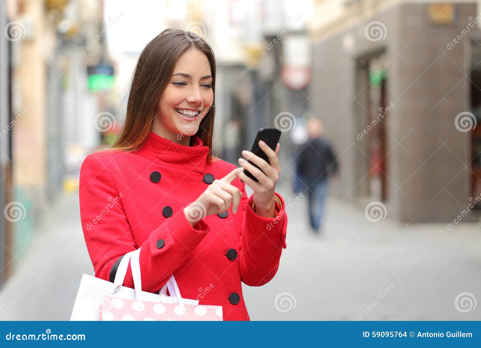 shopper buying online on the smart phone