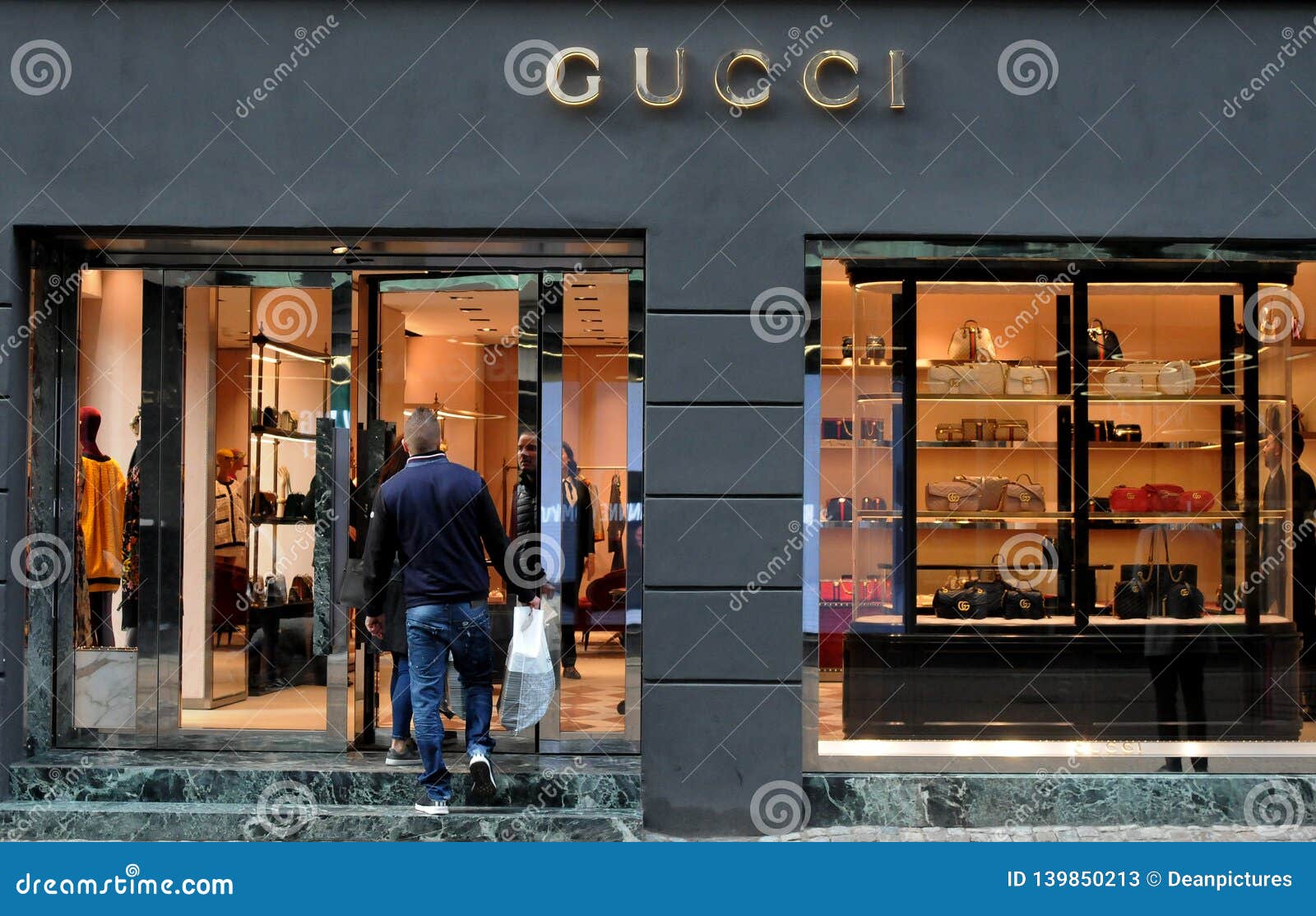 band Zoologisk have klarhed SHOPPERS ENTERING in GUCCI STORE in COPENHAGEN Editorial Stock Photo -  Image of gucci, denmark: 139850213