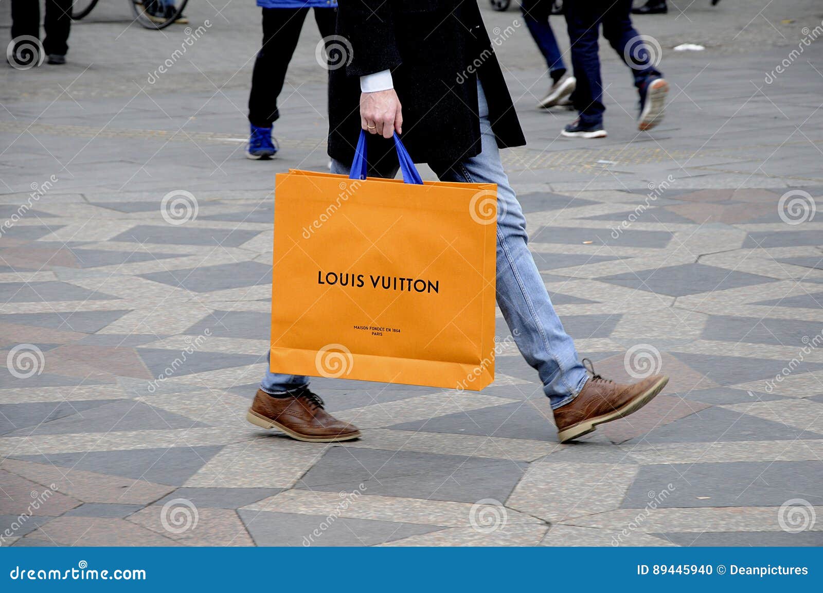 SHOPPERS with LOUIS VUITTON SHOPPING BAG Editorial Image - Image of ...