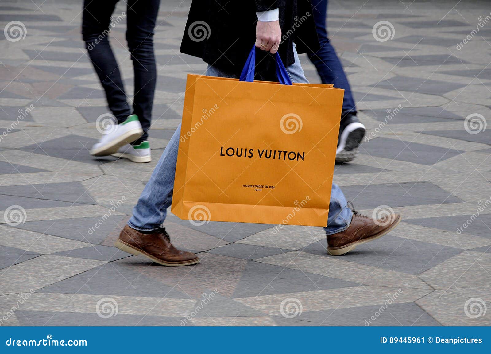 SHOPPERS with LOUIS VUITTON SHOPPING BAG Editorial Photo - Image