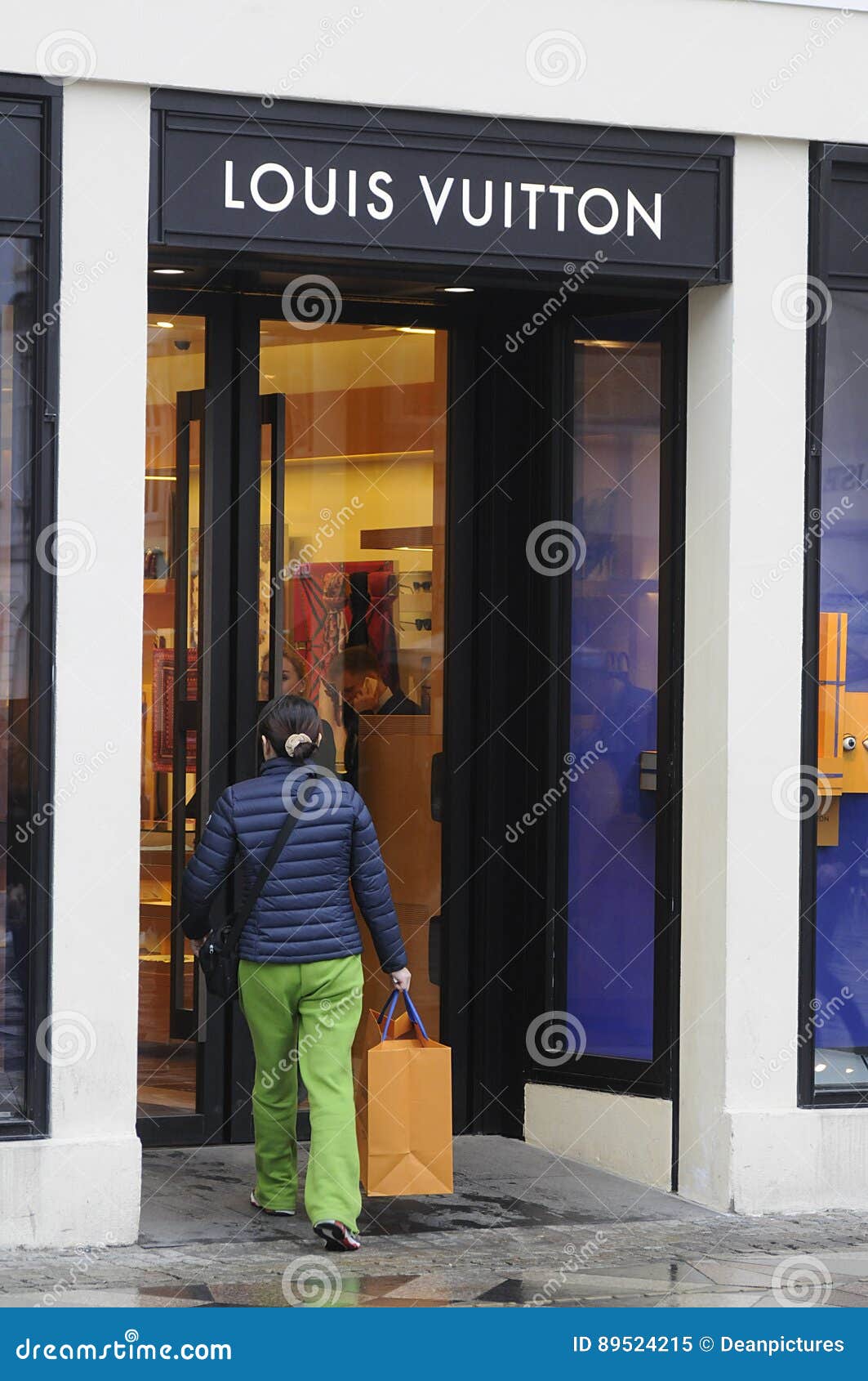 Louis Vuitton belt and speedy. Tan boots and jeans. Oslo, Norway