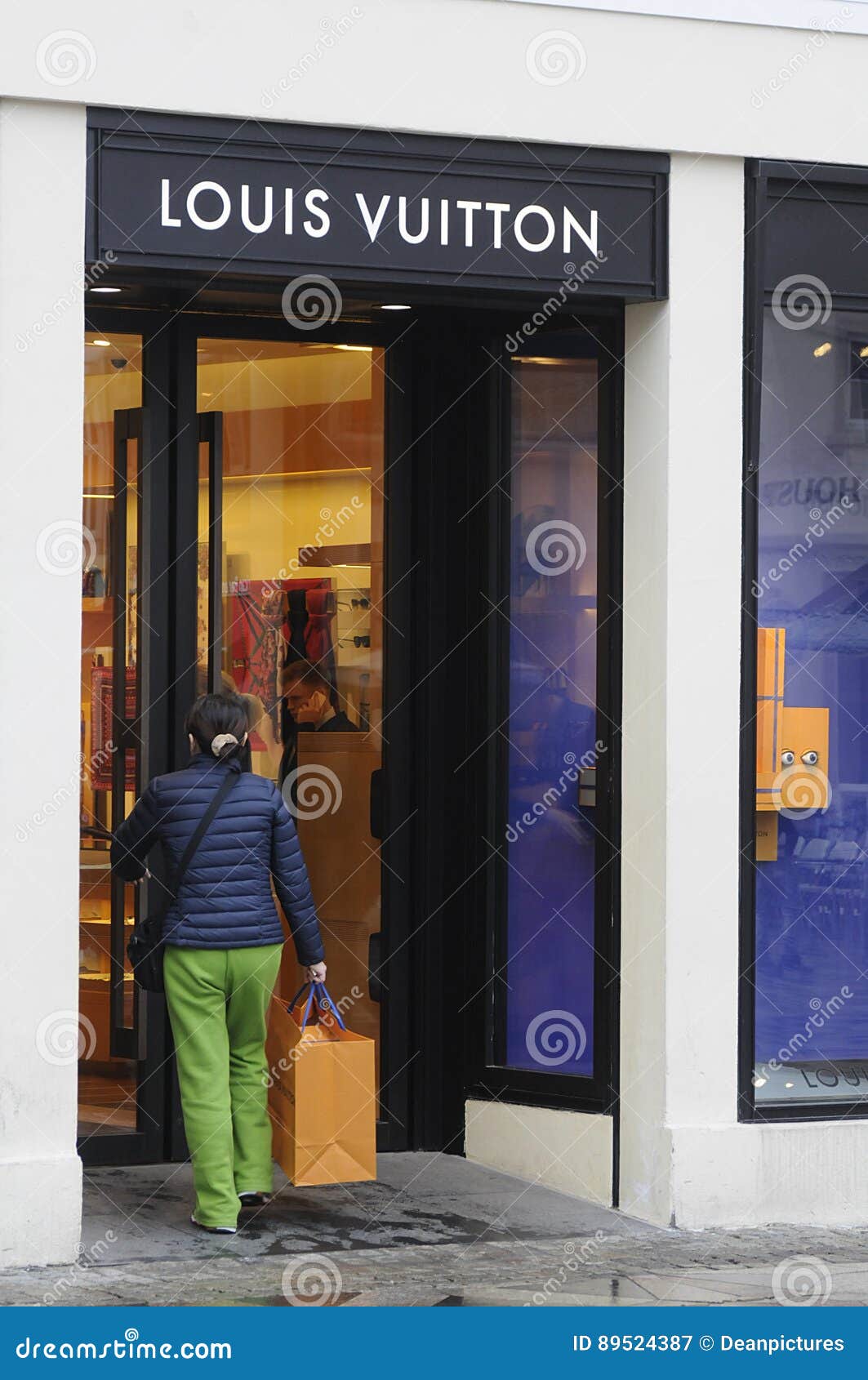 SHOPPERS with LOUIS VUITTON SHOPPING BAG Editorial Photography - Image ...